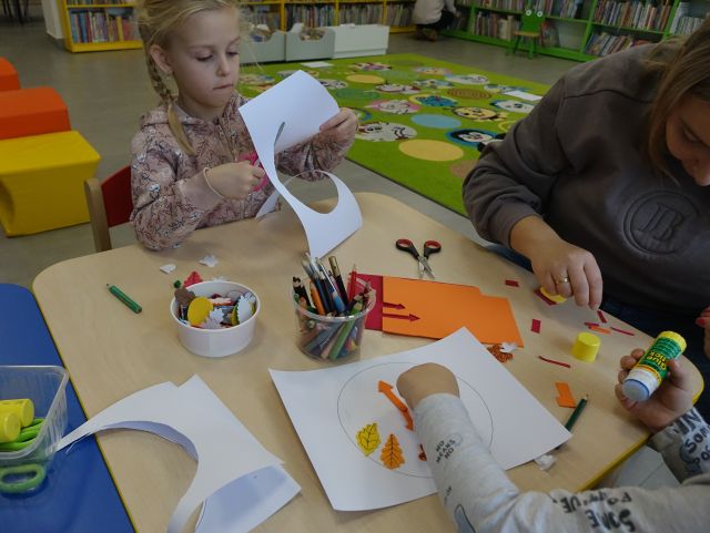 dzieci wycinają i malują