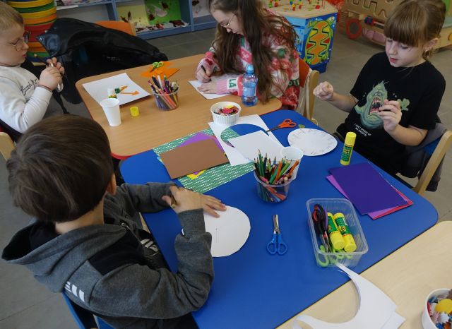 dzieci robią zegary