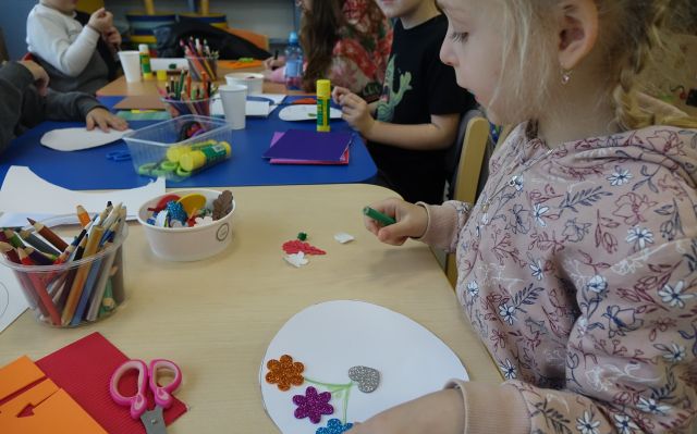 dzieci malują i wyklejają na kartkach