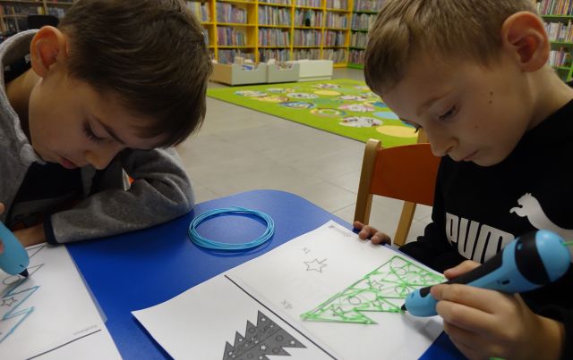 dzieci przy użyciu długopisów 3D tworzą choinki