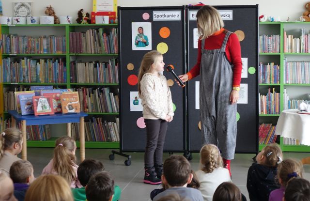 auyorka z dziewczynką mówiącą do mikrofonu