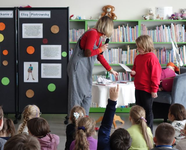 autorka wręcza dziewczynce nagrodę