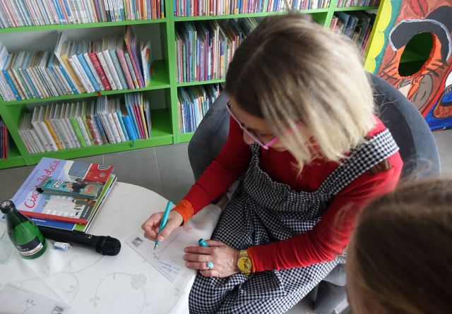 atorka wpisuje się do swojej książki