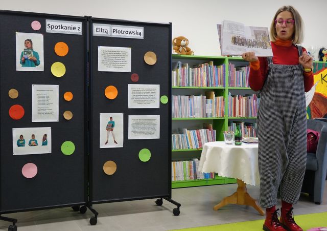 autorka pokazuje dzieciom książkę