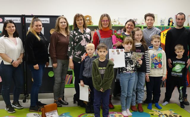 mali i duzi uczestnicy spotkania pozują z autorką książek o Cioci Jadzi