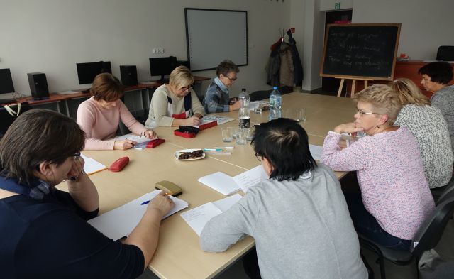 9 seniorek uczy się angielskiego