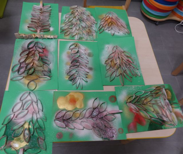 wykonane przez dzieci choinki naklejone na kartki