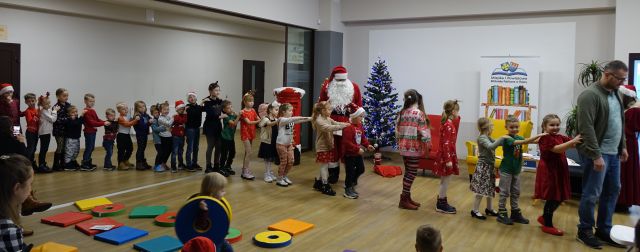 uczestnicy spotkania z Mikołajem bawią się w pociąg