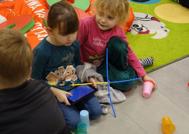 dwie dziwczynki sterują przy użyciu tabletu robotem Photon