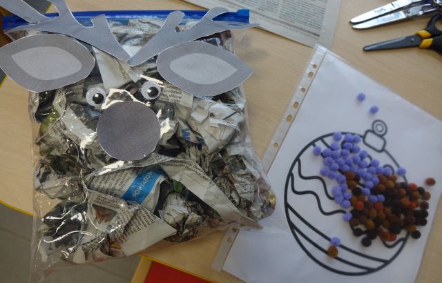 renifer wykonany przez dzieci i mamusie z kartek i gazet