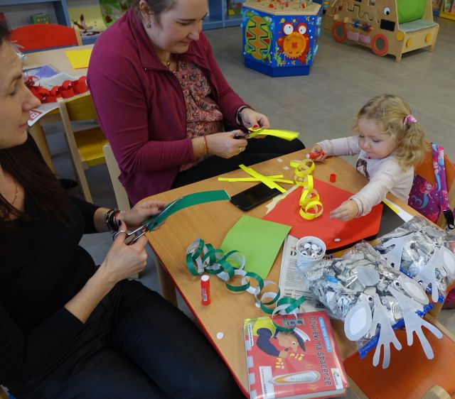 mamusie wycinają łańcuchy z kolorowego papieru