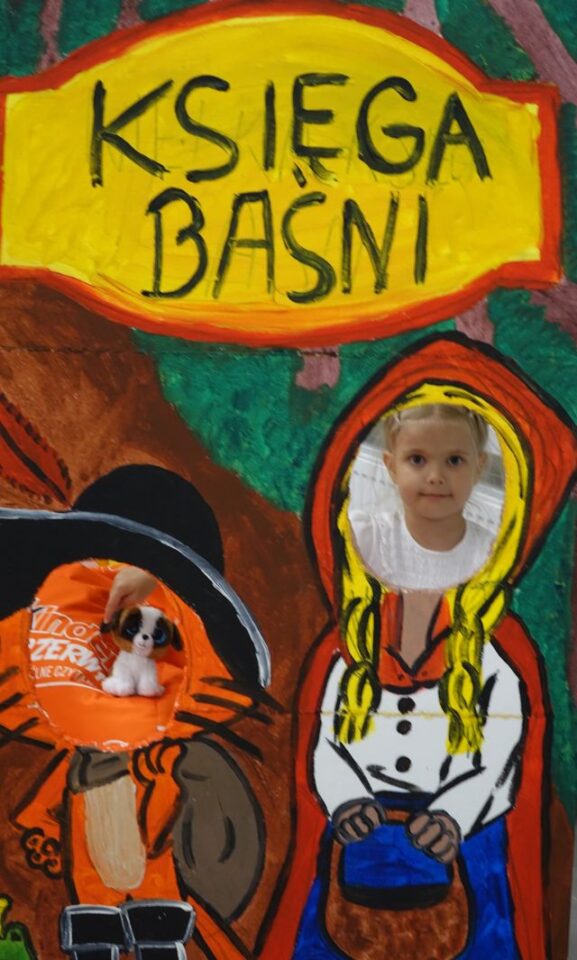 dziewczynka pozuje do zdjęcia  w fotobudce Świat baśni