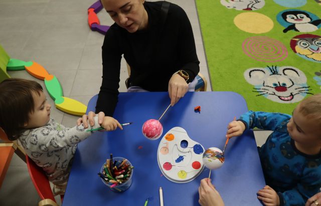 dzieci malują styropianowe bombki farbkami