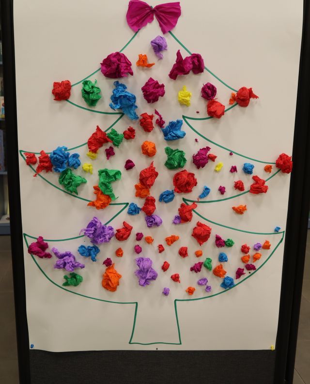 choinka wyklejina przez dzieci kulkami z bibuły