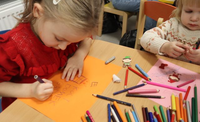 dziewczynka pisze list do mikołaja