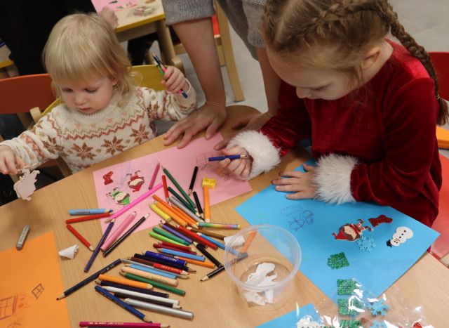 dziewczynka maluje na liście do mikołaja swoje marzenie