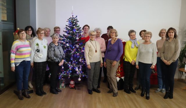 seniorki i dwie bibliotekarki pozują do zdjęcia przy choince