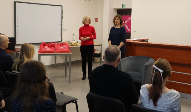 dyrektorka i bibliotekarka witają uczestników konkursu siedzących na krzesłach