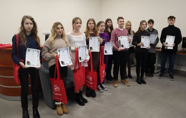 13 uczestników powiatowego konkursu literackiego pozuje do zdjęcia