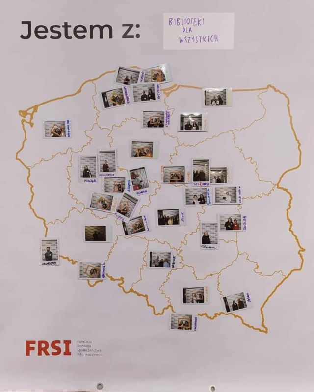 mapa Polski z przyklejonymi do niej zdjęciami przedstawicieli bibliotek