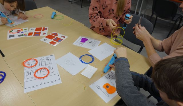 dzieci przy użyciu długopisów 3d wykonują modele