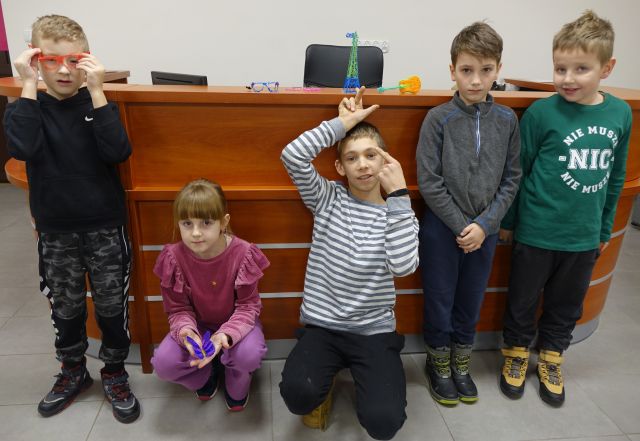 dzieci prezentują modele wykonane przez siebie długopisami 3d