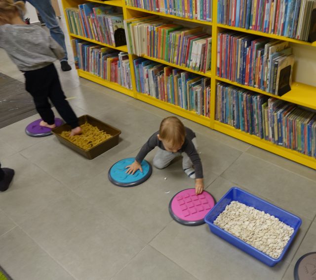 dzieci spacerują po ścieżce sensorycznej