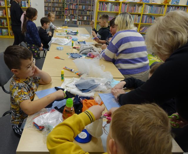 dzieci z rodzicami robią zimowe kolaże z materiałów tekstylnych