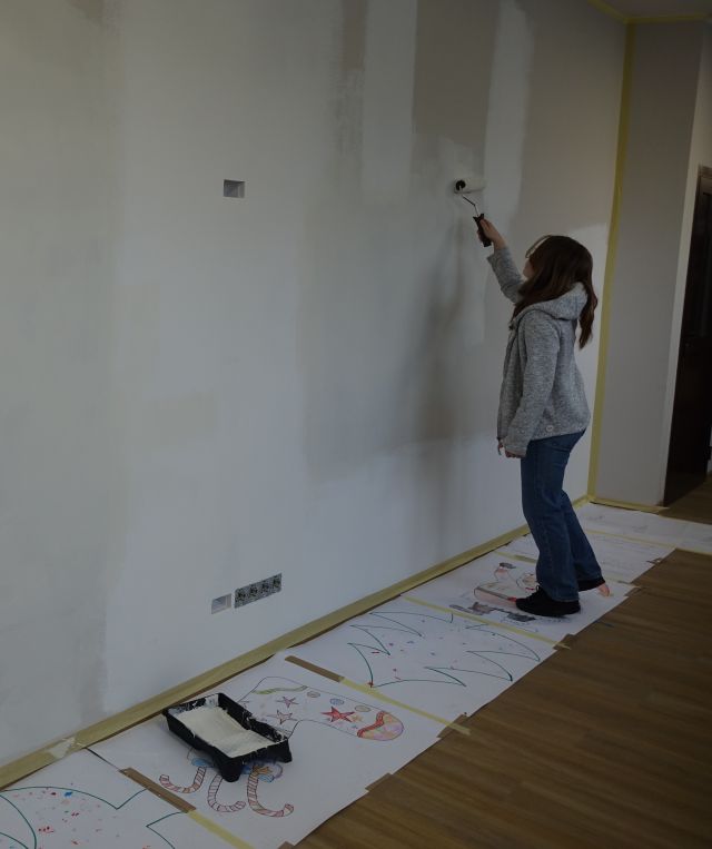 dziewczyna maluje ścianę