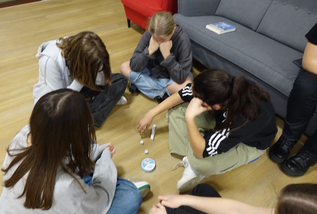 młodzież gra w storys