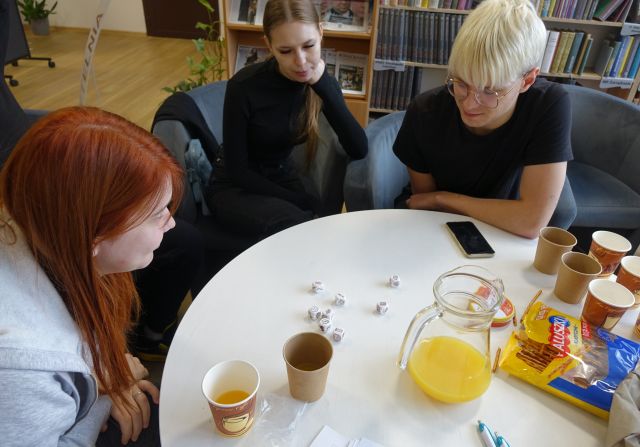 młodzież gra w storys