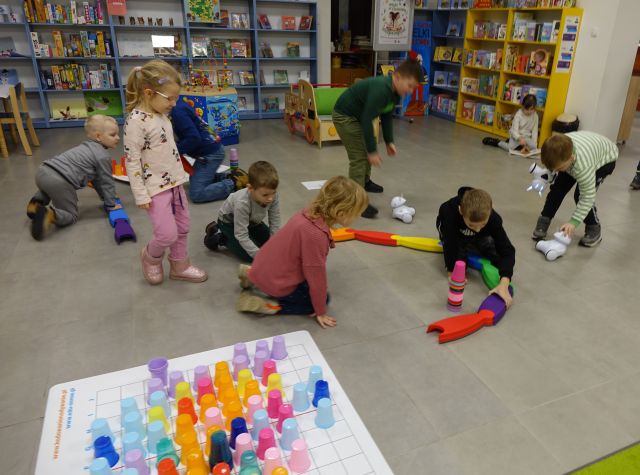 dzieci układają na podłodze tor przeszkód dla robotów Photon