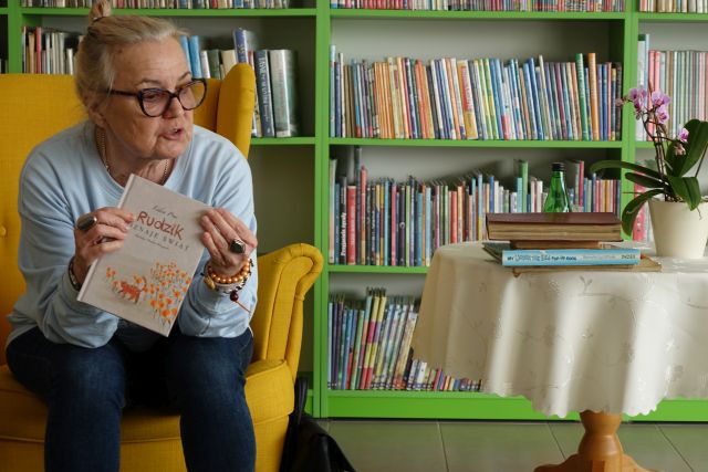 kobieta trzyma w rękach książkę