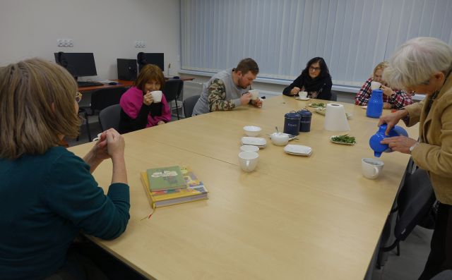 uczestnicy spotkania prubują naparu z ziół