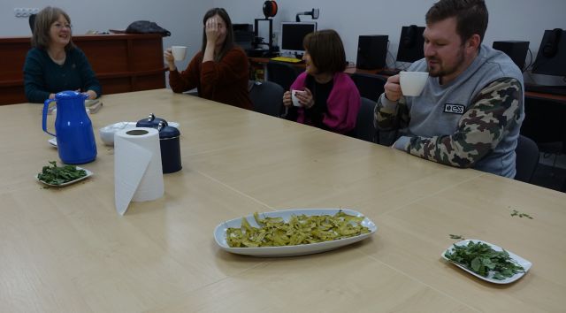 uczestnicy spotkania piją przygotowany napar z dzikich roślin