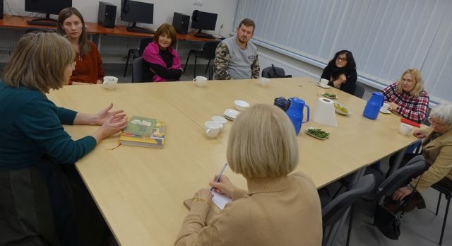 uczestnicy spotknia słuchają wykładu na temat zdrowego żywienia