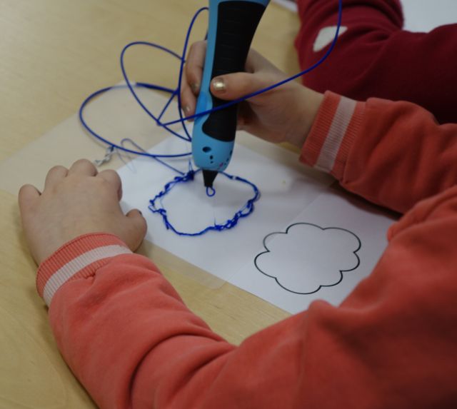 dziecko drukuje długopisem 3D