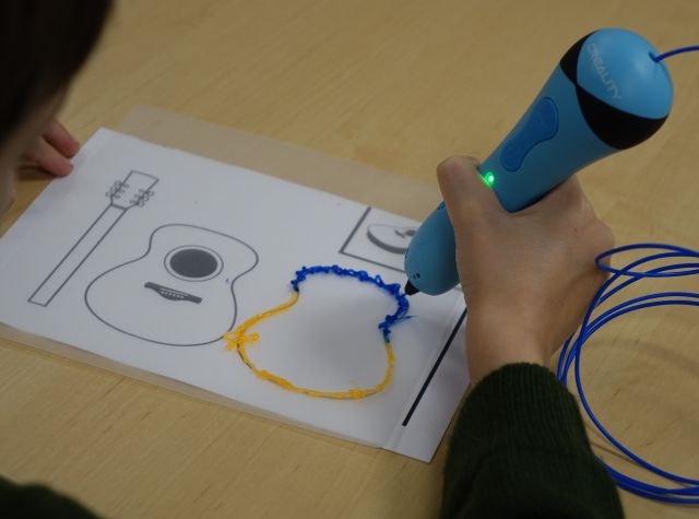 dziecko drukuje długopisem 3D