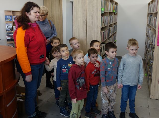 przedszkolaki w wypożyczalni dla dorosłych