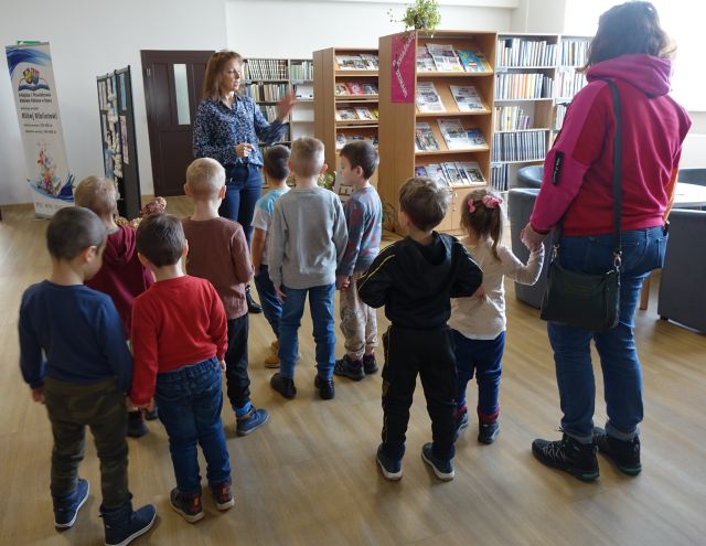 przedszkolaki w czytelni biblioteki