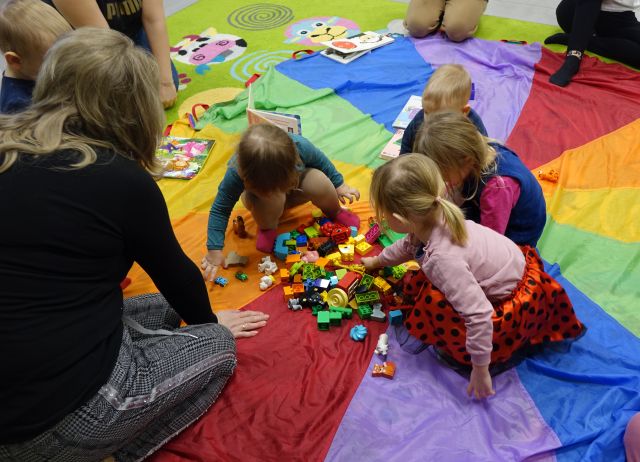 małe dzieci układają klocki