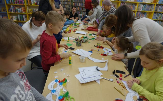 dzieci i rodzice wycinaj, kolorują i ozdabiają maski