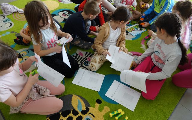 przedszkolaki piszą na kartkach