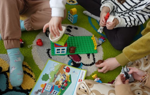 przedszkolaki budują z klocków Lego
