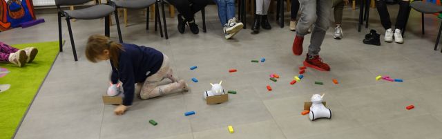 dzieci sterują robotami Photon