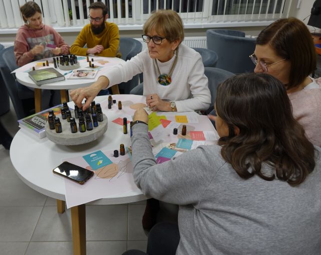 uczestnicy warsztatów olejkowych przygotowują własne aromaty