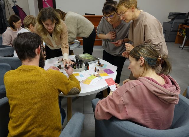 uczestnicy warsztatów olejkowych przygotowują własne aromaty