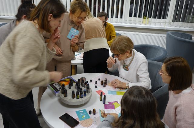 uczestnicy warsztatów olejkowych przygotowują własne aromaty