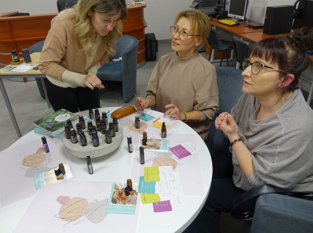 uczestnicy warsztatów olejkowych przygotowują własne aromaty