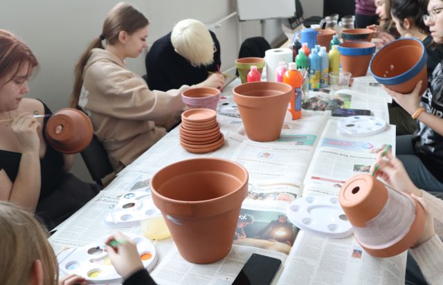 młodzież dekoruje, maluje doniczki